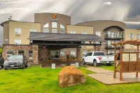 Comfort Inn & Suites Отели рядом с достопримечательностью «Колледж Медисин-Хат»