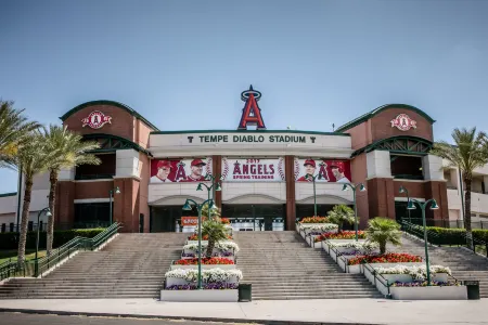 Holiday Inn Express & Suites Phoenix-Tempe