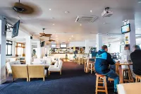 Crossroads Hotel - بار