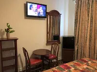 Waterbury Big Apple Motel - Motels