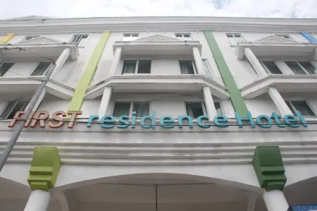 First Residence Hotel Kemaman Отели в г. Кемаман