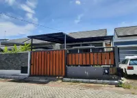 Rumah 100 m² dengan 1 kamar tidur dan 1 kamar mandi pribadi di Mataram