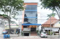 Hotel Grand Putra Syariah Kebumen Hotels in Kebumen