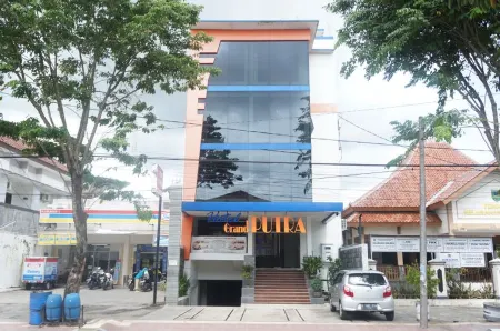 Hotel Grand Putra Syariah Kebumen Отели в г. Kebumen Regency