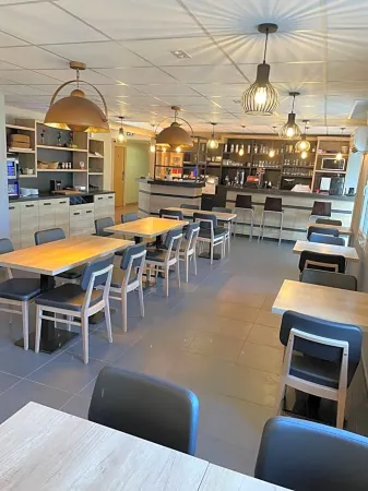 Logis Jum'Hotel Отели в г. Шалендре