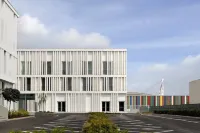 J Hotel - parking