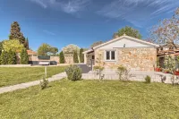 Guest House with Pool Villa Fjord Hotels in Okreti