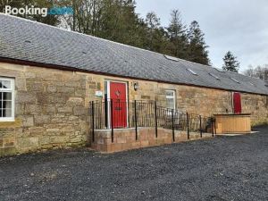 Inviting 2-Bed Barn with Hot Tub Near Muirkirk