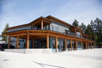 Pacific Point Market & Suites Отели в г. Пауэлл Ривер
