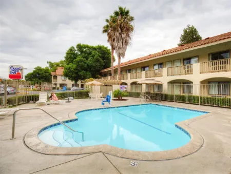 Good Nite Inn Camarillo Отели рядом с достопримечательностью «Cantara Cellars»