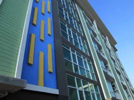 Modernbright Service Apartment Отели рядом с достопримечательностью «Paradise Ocean View Condominium»