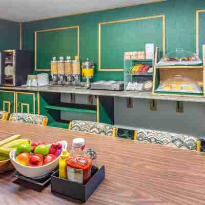 Howard Johnson by Wyndham Fort St. John Dining/Meeting Rooms