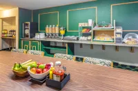 Howard Johnson by Wyndham Fort St. John Hotels in Peace River C