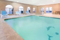 Spark by Hilton Dumas - Pool