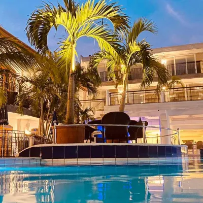 Clarkton Hotel Apartment Hotels near Dinosaur Island Park