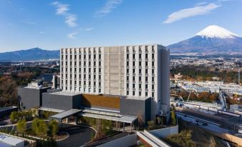 a modern hotel building surrounded by mountains and a clear blue sky , with a clear view of the surrounding area at Hotel Clad