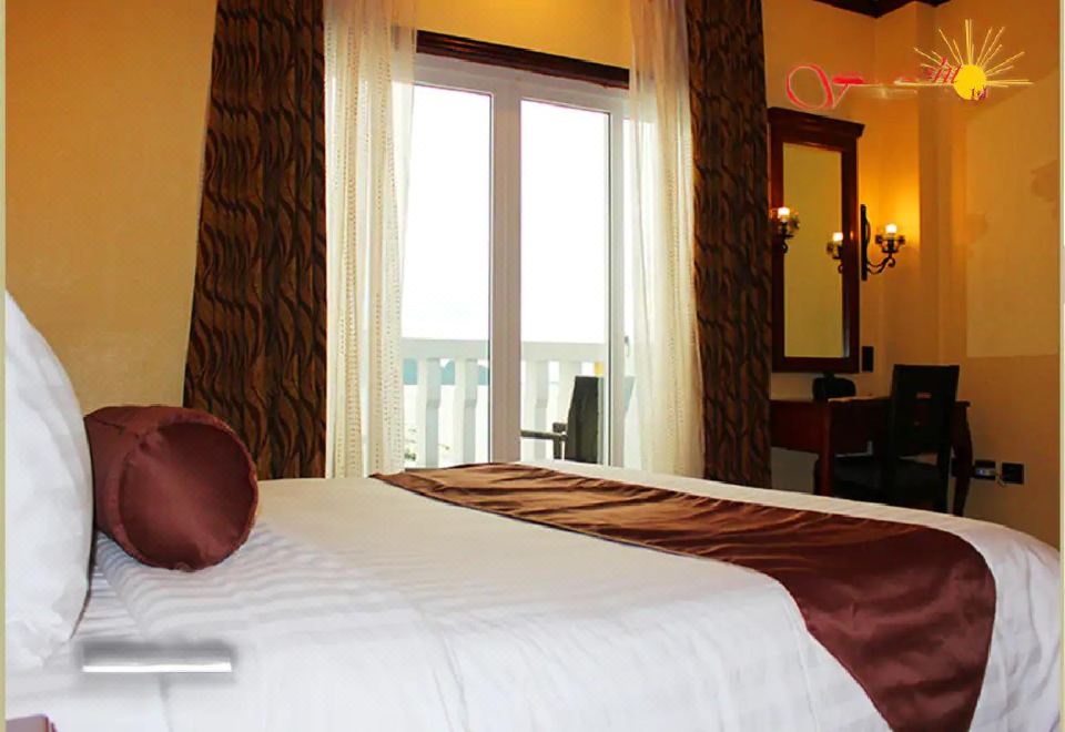 [Sunlight Hotel Coron의 넓은 야외 수영장 및 바다 전망]