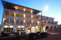 The Crown Hotel Hotel dekat Pania of the Reef Statue