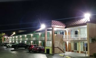 Days Inn & Suites by Wyndham Charleston Airport West
