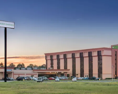 วินด์แฮมการ์เด้น เท็กซาร์แคนา โรงแรมในเท็กซาร์คานา