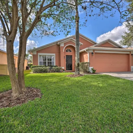 10 Mi to Disney + Heated Pool: Florida Abode!