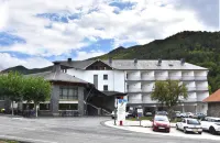 Hotel y Apartamentos SNÖ Isaba Hotels in Oronz