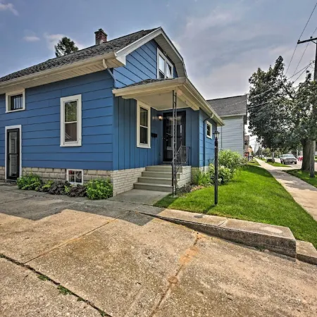 'Ania's Retreat' w/ Deck: Walk to Lake Michigan!