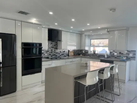 Maggie Home in Kendall - Pool and Tiki Bar Отели рядом с достопримечательностью «La Caimanera Soccer Fields»