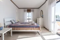 Fish House Flat with pool