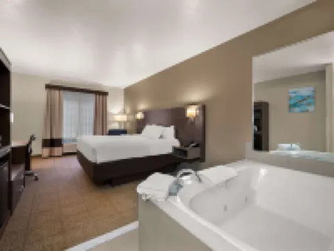 Comfort Inn & Suites Hotels in Genesee County