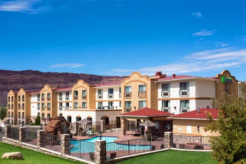 Holiday Inn Express & Suites MOAB by IHG - غرفة مطلة على الجبل