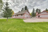 Whitefish Condo w/ Pool Access + Close to Hiking! - Homestays