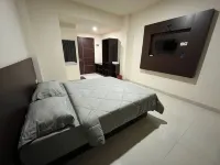 De Capitol Hotel Syariah Hotels in Manggala