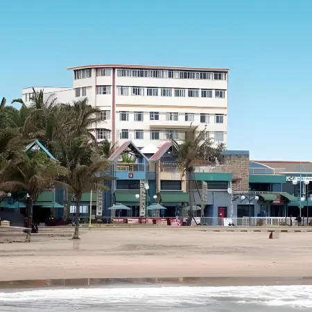 Parade Hotel Отели рядом с достопримечательностью «Компания Плейхаус»