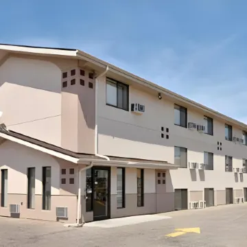Super 8 by Wyndham Bismarck