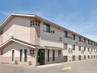 Super 8 by Wyndham Bismarck