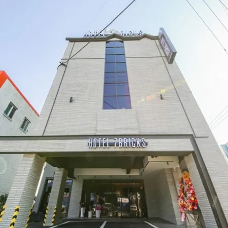 Seven Bricks Hotel