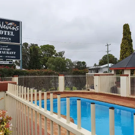 McNevins Warwick Motel