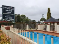 McNevins Warwick Motel - Pools