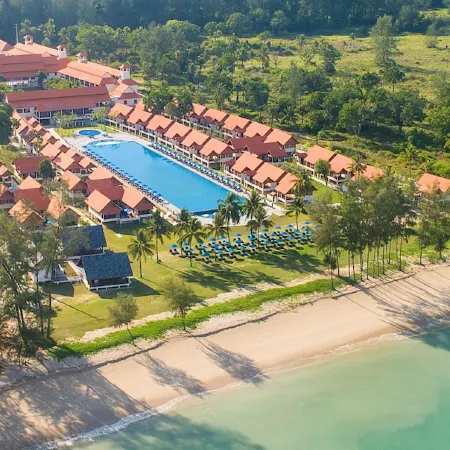 Le Menara North Khao Lak Resort Отели рядом с достопримечательностью «Пляж Бангсак»