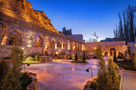 Sur Cave Hotel Отели рядом с достопримечательностью «Yunak Spa at Yunak Evleri Cave Hotel»