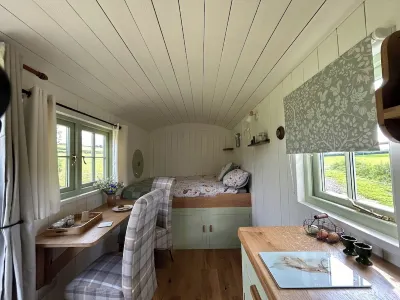 Beautiful Shepherds Hut in North Devon w Firepit Hotel di North Molton