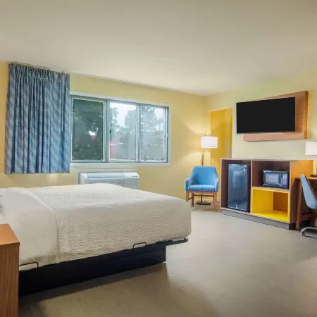 Days Inn & Suites by Wyndham Waterloo