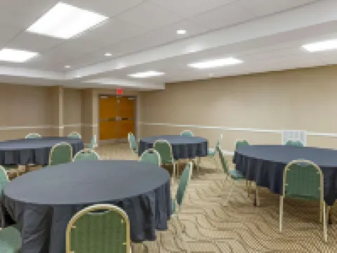 コンフォート スイーツ イン アット リッジウッド ファーム セーレムのホテル