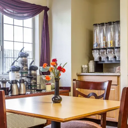 Econo Lodge Inn & Suites Santa Rosa South