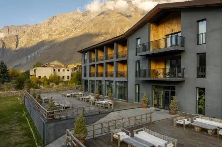 Intourist Kazbegi Отели в г. Степанцминда