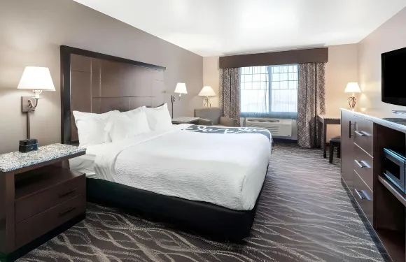 貝爾格萊德博茲曼機場拉昆塔温德姆套房酒店