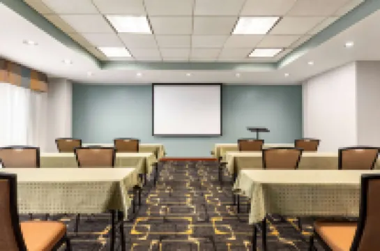 วินด์แฮมการ์เด้น ดูลูธ โรงแรมในดุลูท