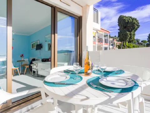 L'Ange Gardien Hotels near Les Musees de La Citadelle