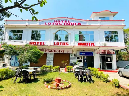Goroomgo Lotus India Khajuraho Отели рядом с достопримечательностью «Кандарья-Махадева»